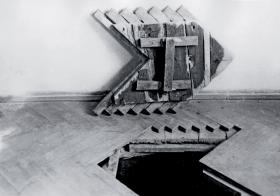 Wejście do piwnicznej kryjówki; niemiecka fotografia z getta.