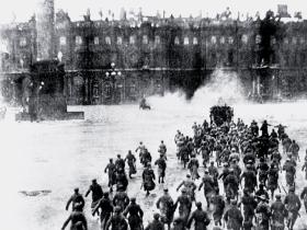 Kadr z filmu „Październik”