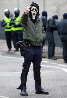 Socjologowie mówią, że zawiniła postimperialna polityka. A właściwie jej brak. Brytania nigdy nie starała się zintegrować nowych przybyszów z lokalnym społeczeństwem.