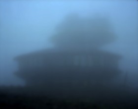 Charakterystyczna bryła obserwatorium od samego początku prowokowała do wymyślania mu nazw – były „trzy hamburgery”, „Ufo”, „talerze”, a nawet „hołdyski” od nazwiska jednego z kierowników budowy.