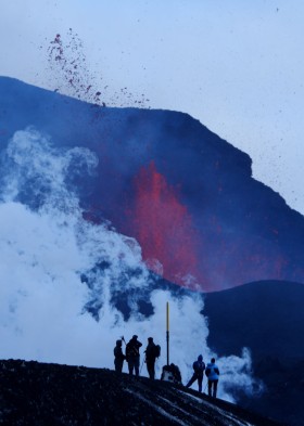 Sezon turystyczny na Islandii trwa praktycznie cały rok. Na fot. turyści oglądają erupcję jednego z islandzkich wulkanów.