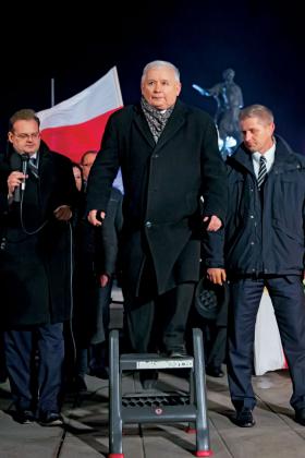 „Przyznam, że zaskoczyło mnie zachowanie prezesa Kaczyńskiego. Niewiele o nim wiem, ale szokujący jest dla mnie widok przywódcy, który wchodzi na jakiś podnóżek, by wykrzyczeć do tłumu: „Cała Polska z was się śmieje...”, mając na myśli współobywateli, którzy wyrazili protest”.