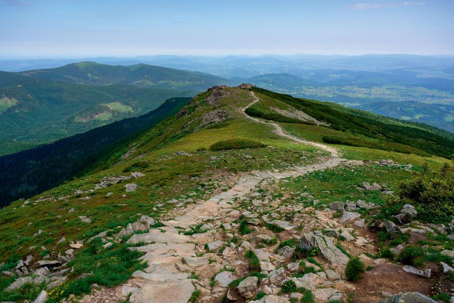 Szlak turystyczny na wierzchołku masywu Babiej Góry.