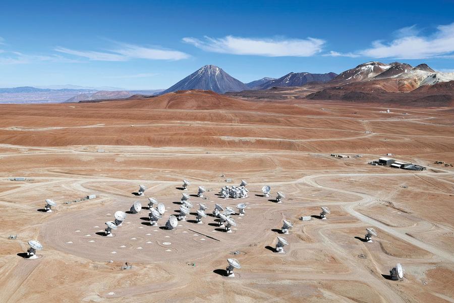 Umieszczony wysoko na chilijskiej pustyni Atakama interferometr ALMA składający się z kilkudziesięciu radioteleskopów pozwala obserwować odległe układy planetarne.