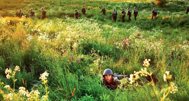 Jest trochę jak na obozie harcerskim... (poborowi na poligonie).