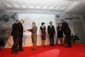 Finaliści w kategorii Nauki o życiu (od prawej): Edyta Brzóska-Wójtowicz, Michał  Grąt, Małgorzata Zakrzewska i Marzena Kamińska, odbierająca nagrodę w imieniu syna Michała F. Kamińskiego.