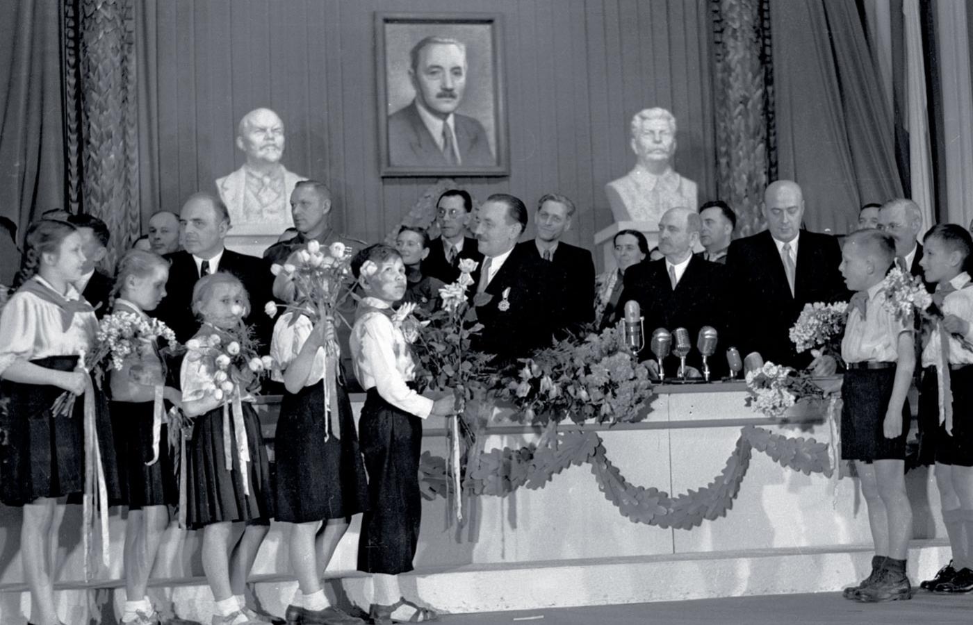 Delegacja dzieci składa życzenia prezydentowi PRL Bolesławowi Bierutowi z okazji 60. rocznicy urodzin, Warszawa, 18 kwietnia 1952 r.