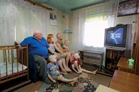 Pan Zdzisław (pierwszy z lewej) z rodziną. W Domanicach żyje się skromnie, ale telewizor musi być. Daje poczucie uczestnictwa w lepszym świecie.