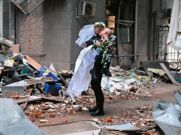 W kwietniu 2022 r. pielęgniarka Anastasia Graczewa i dentysta Anton Sokołow wzięli ślub w bombardowanym przez Rosjan Charkowie.