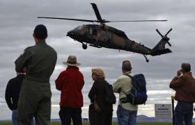 UH - 60 wielokrotnie sprawdzał się w boju. Po raz pierwszy podczas amerykańskiej interwencji w Grenadzie w 1983 r. Na zdjęciu: australijski Black Hawk podczas pokazów na lotnisku w pobliżu Melbourne.