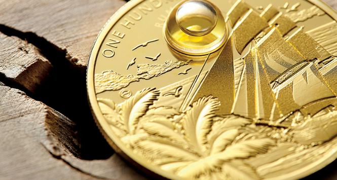 Mennica Polska wyprodukowała pierwszą na świecie monetę wyposażoną w kapsułę z najstarszym rumem.