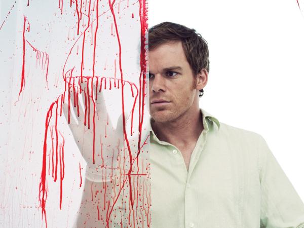 Dexter Morgan („Dexter”, od 2006 r.) – seryjny morderca, a za dnia specjalista od rozbryzgów krwi w wydziale zabójstw w Miami. Michael C. Hall zdobył Złoty Glob za swoją kreację
