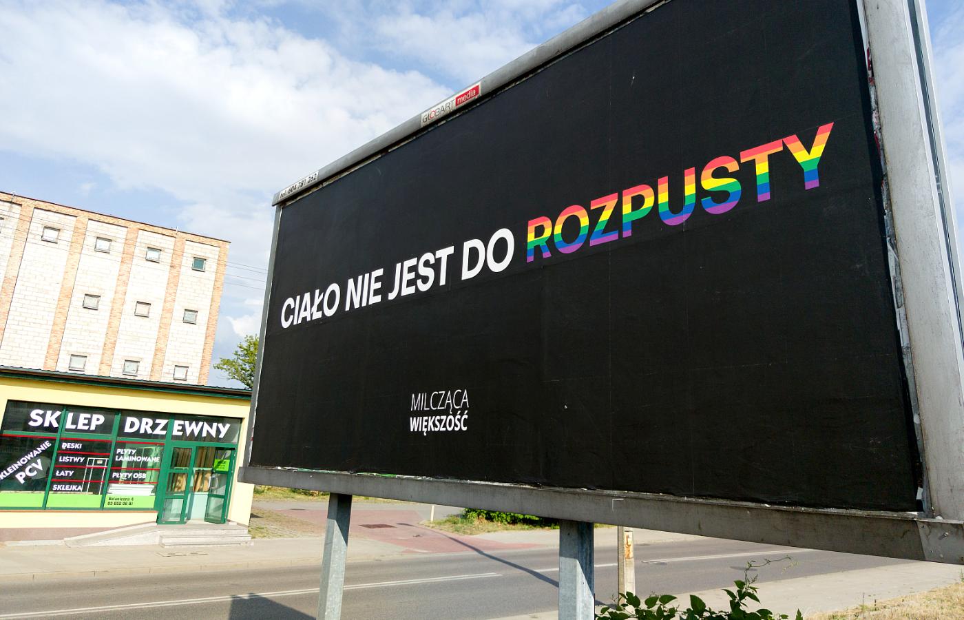 Jeden z homofobicznych billboardów w Białymstoku