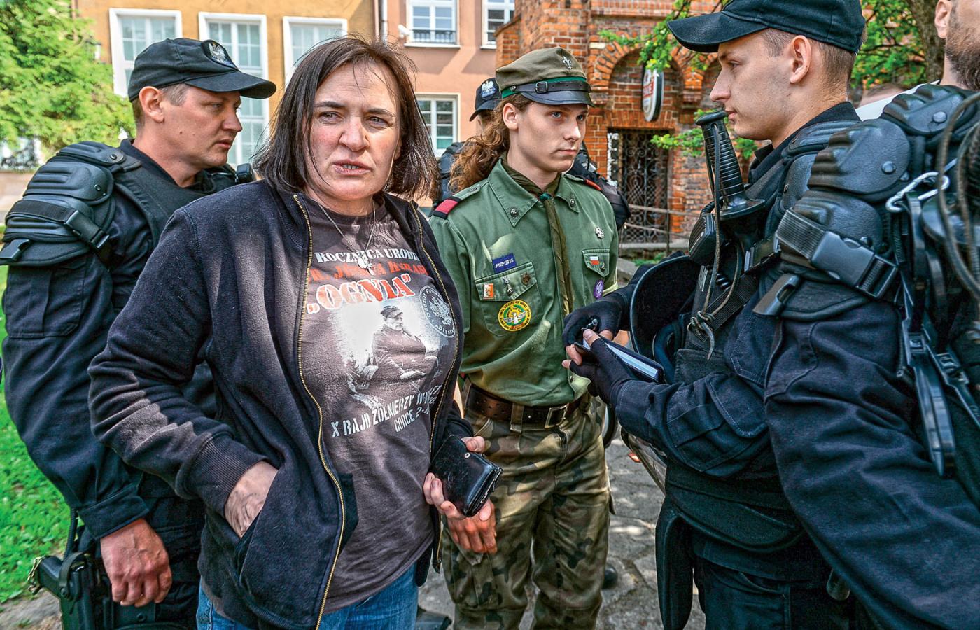 Anna Kołakowska uważa, że jej postawa wzięła się z wychowania w duchu patriotycznym i antykomunistycznym.