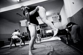 Trening w siedzibie Polskiego Związku Sumo i klubu TAR Krotoszyn. Salę teatralną dawnego domu kultury przerobiono na profesjonalną salę do ćwiczeń, z jedynym w Polsce glinianym dyho, na którym odbywają się walki.