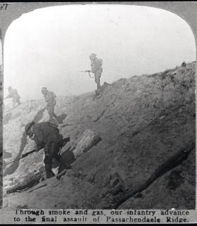 Brytyjska piechota w oparach gazu szturmuje Passchendaele, 1917 r.