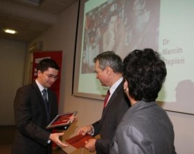 dr Marcin Stępień laureat w sferze chemii.