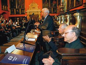 Uroczystość powołania Centrum Kopernika w Collegium Maius UJ. Od lewej rektor UJ Karol Musiał, rektor PAT ks. Jan Dyduch i ks. prof. Michał Heller.