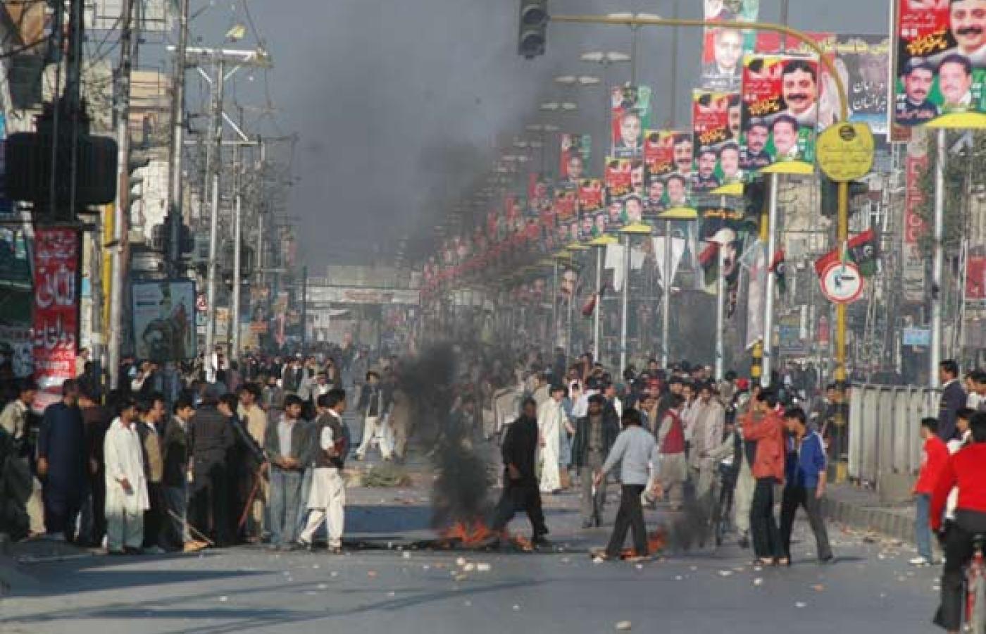 Zamieszki na ulicach w Islamabadzie po zamachu na Benazir Bhutto. Fot. S.A.Qureshi/ GAMMA/ Eyedea
