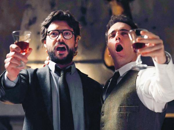 Kadr z popularnego serialu „Dom z papieru”, który sprawił, że pieśń „Bella ciao” wybrzmiała na nowo.