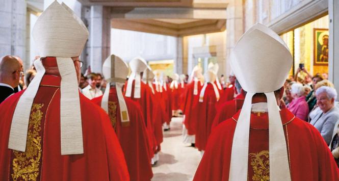 Księża i zakonnicy są świadomi kryzysów trawiących Kościół – wynika z raportu KIK.