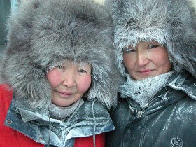 Bądź przytulają się do siebie i znoszą cierpliwie mróz, smog i szron na twarzy.