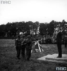 Brygadę tworzono z myślą o wyzwoleniu Warszawy. Przemycony z okupowanej stolicy sztandar 1 Samodzielna Brygada Spadochronowa otrzymała 15 czerwca 1944 r.