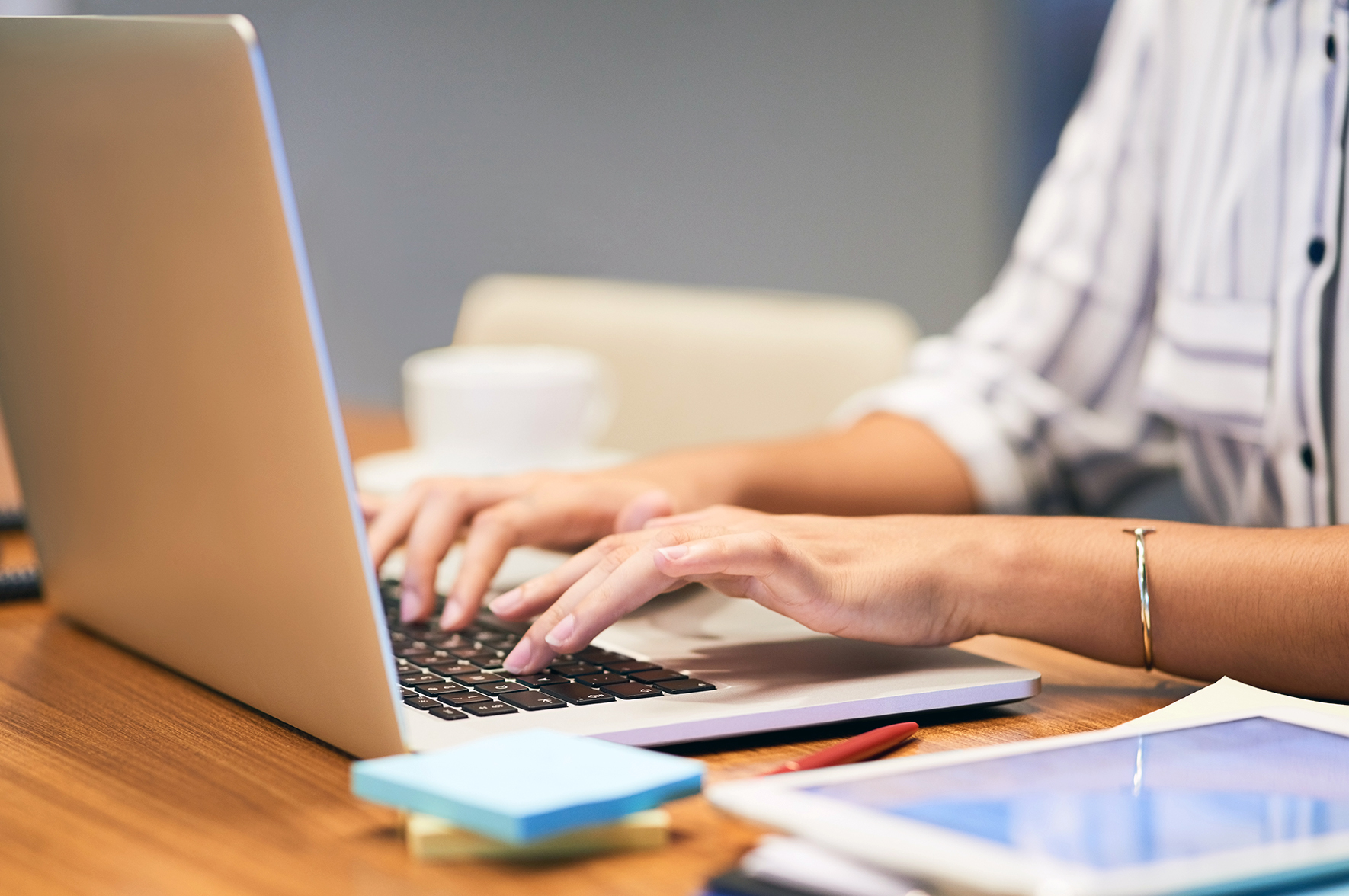 Wycofanie publikacji rzadziej dotyczy naukowczyń. O czym to świadczy?