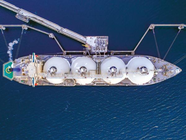 Gazowiec LNG przy terminalu