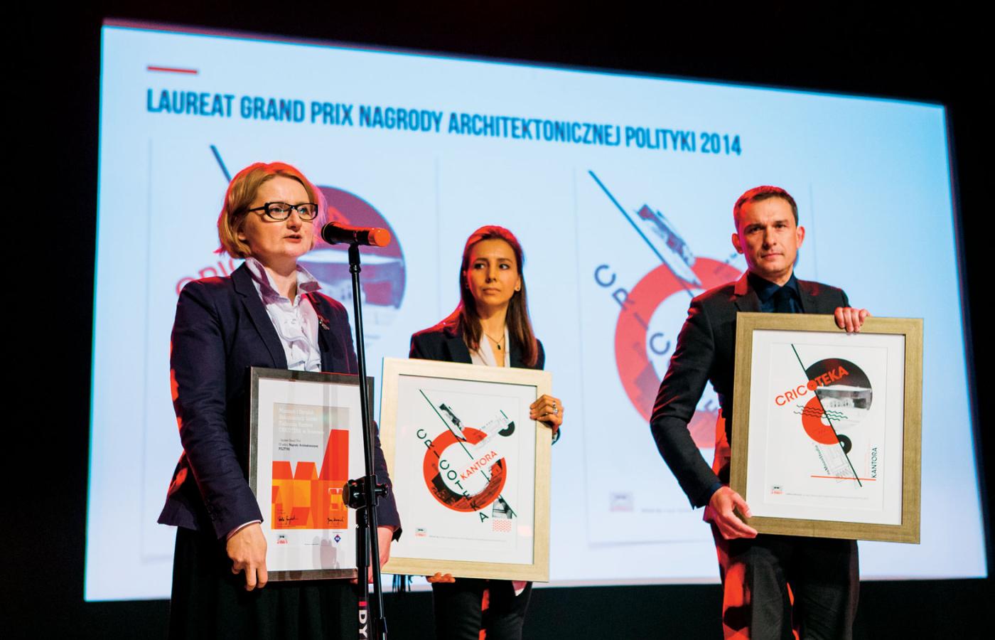 Agnieszka Oprządek, z-ca dyrektora Cricoteki, Małgorzata Deńko (Wizja) i Piotr Nawara (nsMoonStudio) z Grand Prix 2014.