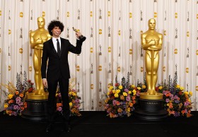 Reżyser Luke Matheny i jego Oskar za „Najlepszy krótkometrażowy film autorski”. Nagroda zobowiązuje. Po odebraniu statuetki przyznał, że powinien pójść do fryzjera. Powinien.