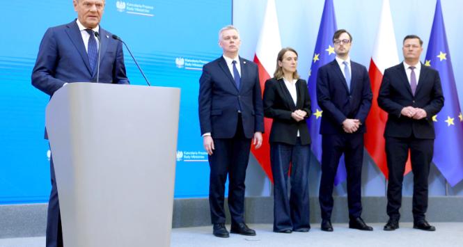 Donald Tusk i nowi ministrowie: Tomasz Siemoniak, Hanna Wróblewska, Jakub Jaworowski i Krzysztof Paszyk