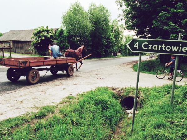 Skrzyżowanie, na którym doszło do wypadku. Sto metrów dalej jest remiza, w której odbywało się wesele.
