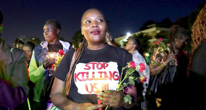 Kobiety trzymają świece i kwiaty podczas „Mrocznych Walentynek” w ramach demonstracji przeciwko rosnącej liczbie przypadków zabójstw kobiet w Kenii, Nairobi, 14 lutego 2024 r. Według kenijskiej policji co najmniej 16 kobiet zostało zabitych przez swoich partnerów od początku tego roku.