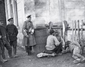 Jeńcy armii austriackiej pod strażą Rosjan na stacji kolejowej w Haliczu, wrzesień 1914 r.