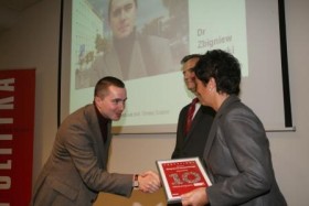 dr Zbigniew Karpiński odbiera nagrodę w dziedzinie socjologii.