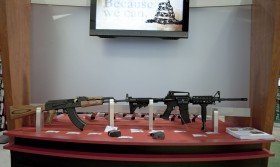 Jeśli nawet kałasznikow nie wygrywa jakością wykonania nad swym wielkim rywalem M16, to z pewnością wygrywa ceną. Najtańsze modele można kupić już za 350 dolarów.