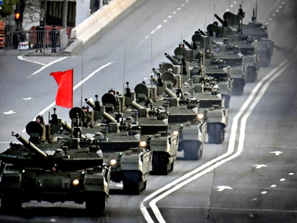 Rosyjskie czołgi T-90M podczas przygotowań do parady w maju 2025 r.