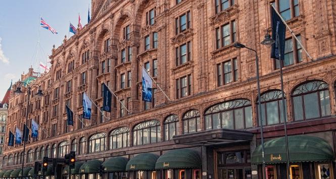 Pani Hadżijewa miała zarezerwowane w Harrodsie dwa prywatne miejsca parkingowe, korzystała z trzech kart stałego klienta i 35 kart kredytowych.