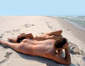 Badacze zagadnienia zauważają, że moda na gołe opalanie docierała do Polski w następstwie otwierania się na nagość w Europie Zachodniej.