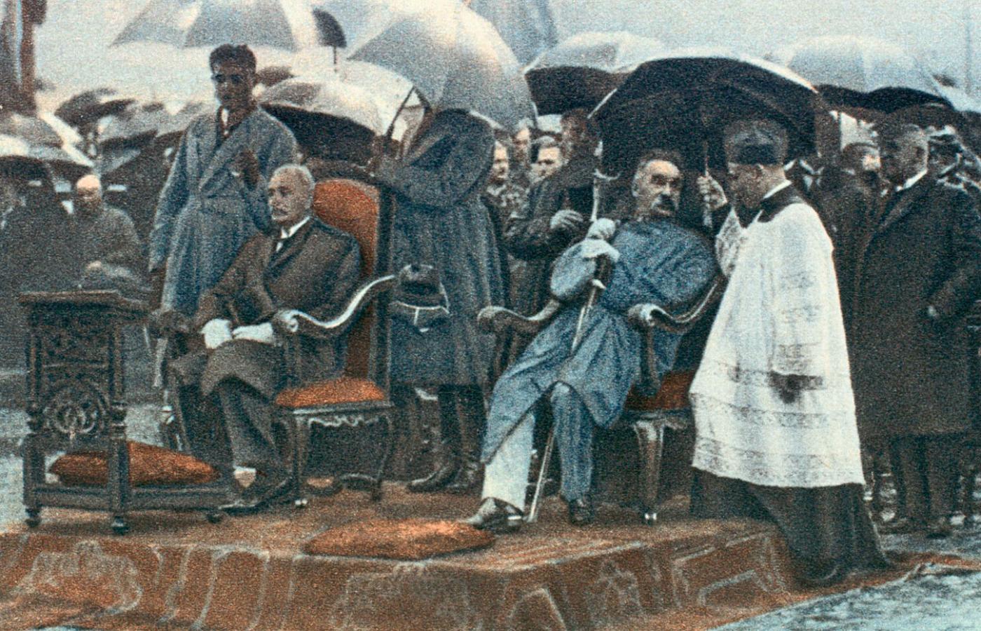 Prezydent RP Ignacy Mościcki i Marszałek Józef Piłsudski podczas koronacji obrazu Matki Boskiej Ostrobramskiej 
w Wilnie, 1927 r.