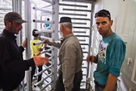 Przejście do meczetu Ibrahima w Hebronie; wszystko jest tu pod kontrolą.