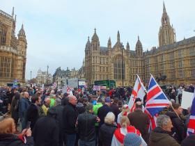 Zwolennicy Brexitu (tzw.„little-Englanders”) demonstrują przed parlamentem, 23 listopada 2016 r.
