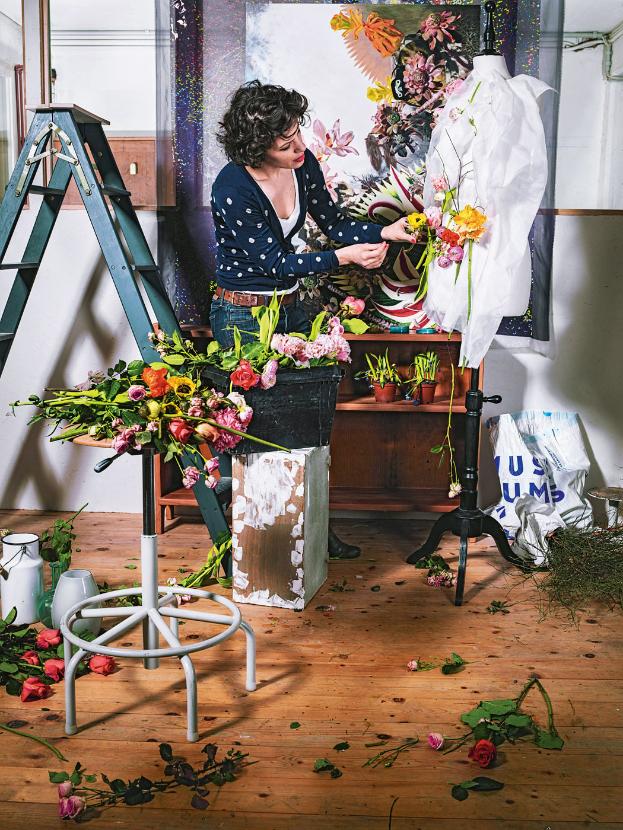 Szwajcarskie Atelier Stüdli wykorzystuje w swoich projektach bogactwo roślin. Alpejska łąka oraz kompozycje z dzikich i ogrodowych kwiatów rosną na porcelanie, tapetach, tkaninach. Regula Stüdli, główna projektantka pracowni, umiejętnie zarządza kwiatowym chaosem. Dla Rosenthala stworzyła m.in. bestsellerową kolekcję porcelany Tajemniczy Ogród, z realistycznym kwiatowym wzorem.