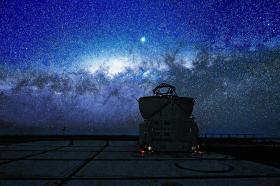 Noc nad Atakamą. Obserwatorium na Paranal zagląda w sam środek Mlecznej Drogi.