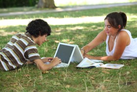 Sieciowe słowniki redagowane przez samych internautów przejmują funkcje tych książkowych jako narzędzia szybciej reagujące na zmieniającą się rzeczywistość.