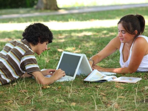 Sieciowe słowniki redagowane przez samych internautów przejmują funkcje tych książkowych jako narzędzia szybciej reagujące na zmieniającą się rzeczywistość.