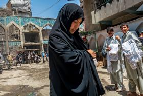 Bazar Manadaui. Samotna kobieta  w miejscu publicznym nadal jest narażona  na zaczepki i spojrzenia obcych mężczyzn. Może to zaszkodzić jej reputacji.