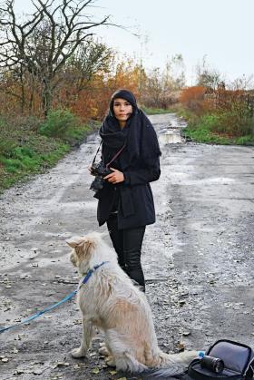 Alicja Zmysłowska z Czesterem podczas sesji, która ma mu pomóc znaleźć nowy dom.