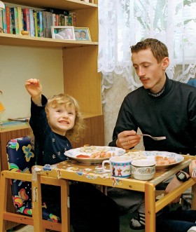 Adam Małysz z córką Karoliną, 2001 r.